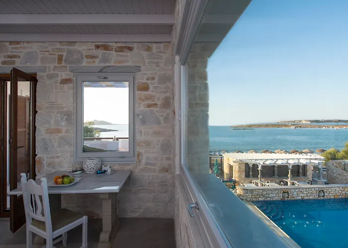 Contaratos Hotel Naousa (Paros)